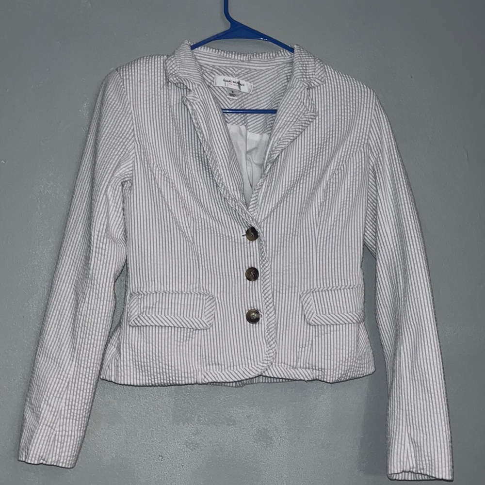 Cute blazer size 6 has padding in the shoulders